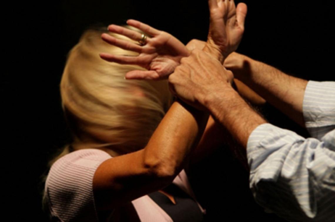 Figlio violento, la madre trova il coraggio di denunciarlo 