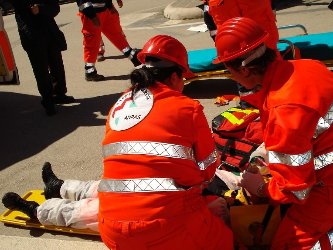 Malore in strada a Collegno: tre infermieri fuori servizio avviano la rianimazione e salvano un uomo