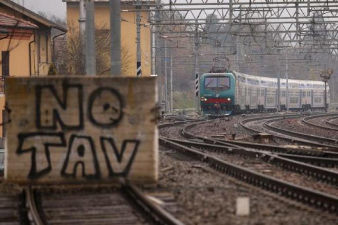 BUSSOLENO. I "No Tav" scendono in piazza, impossibile fermarci, Bloccata autostrada Frejus, occupato treno. Anonymus attacca web