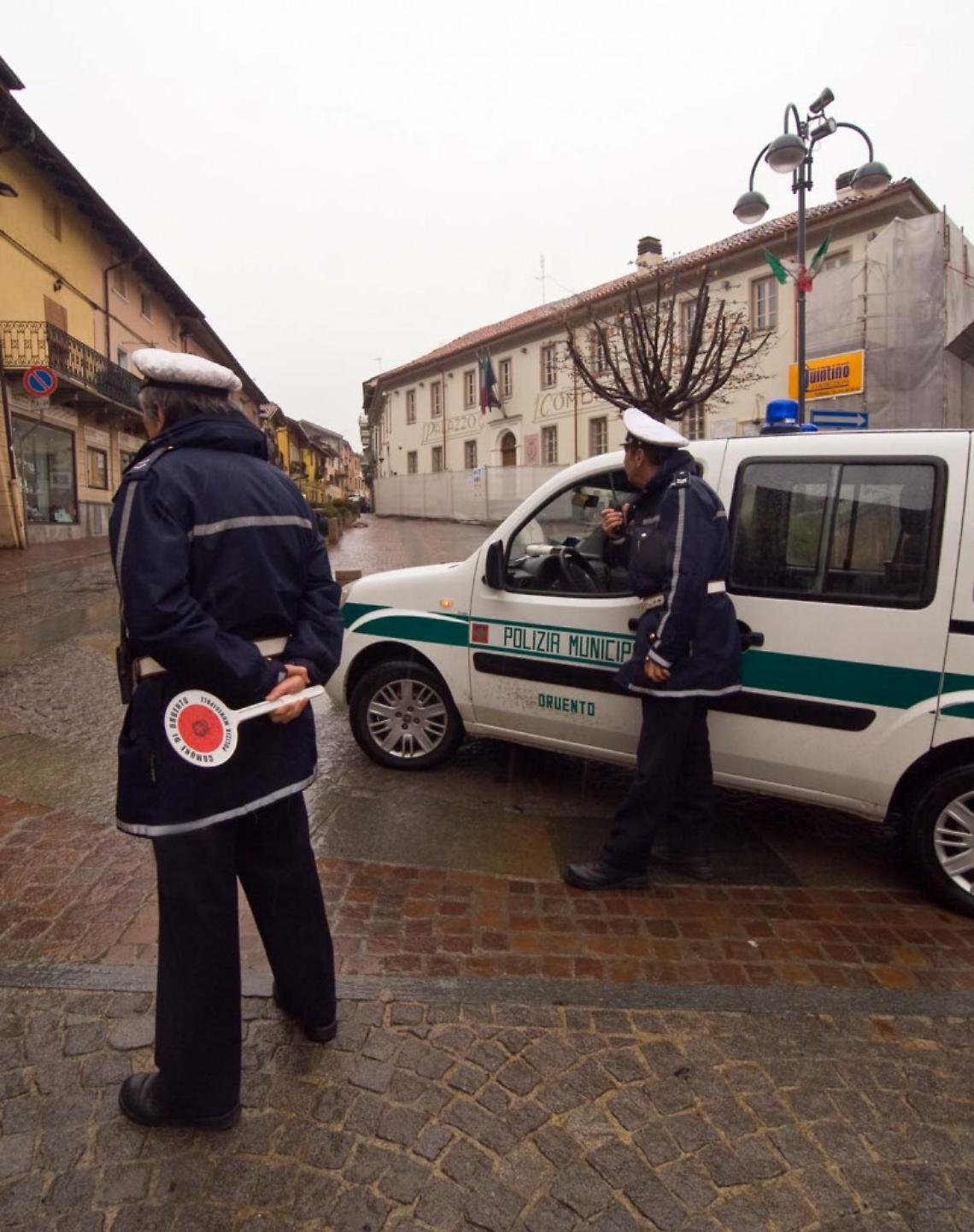VENARIA. Immagini hot per oscurare vetri vigili urbani, è polemica