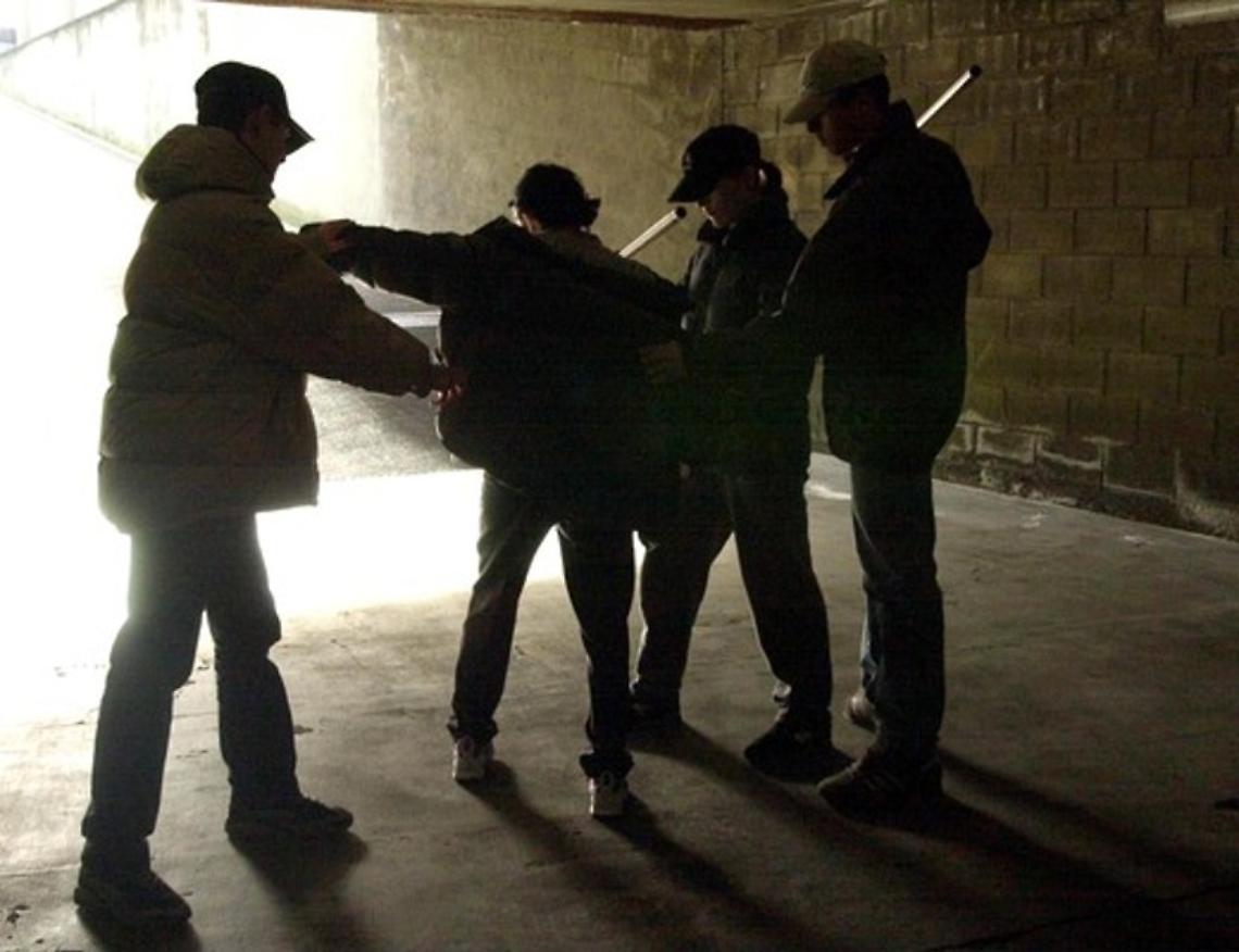 15enne massacrato di botte da una baby gang senza motivo