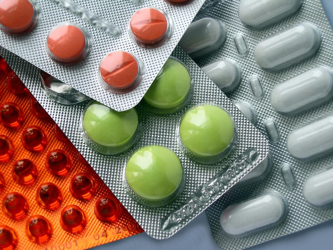 Vendeva farmaci pericolosi nel suo minimarket: denunciato
