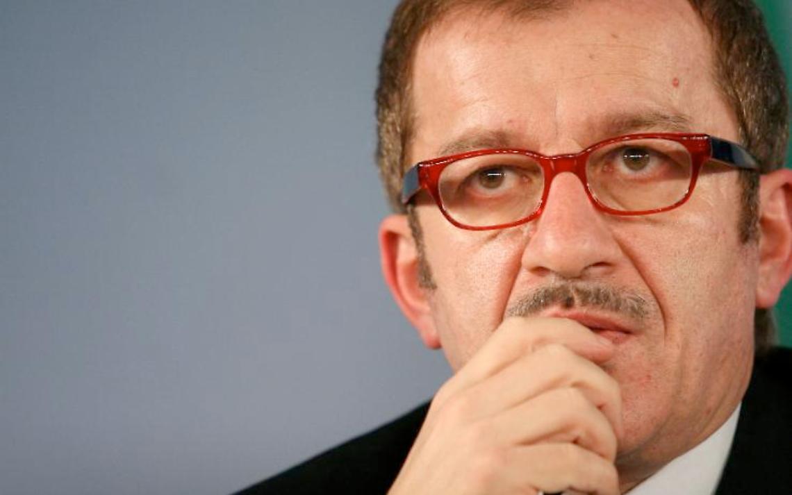 Sanità. Maroni: "Costi standard o facciamo saltare il tavolo"