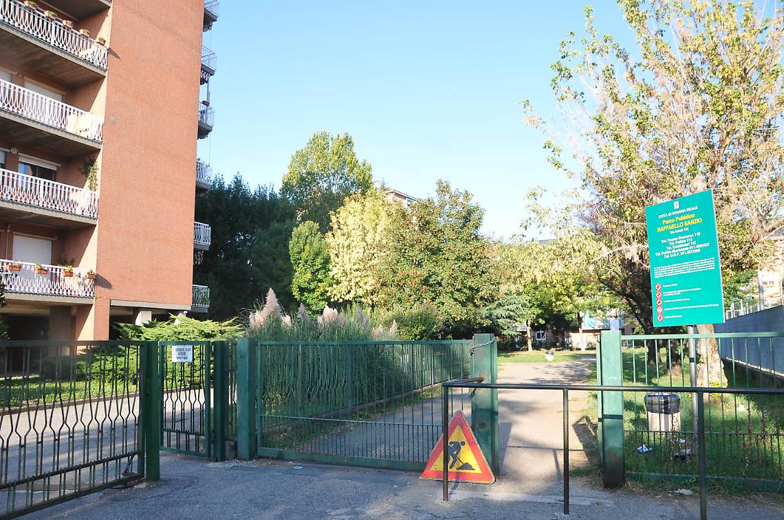 Presi a sassate ai giardinetti di via Amati