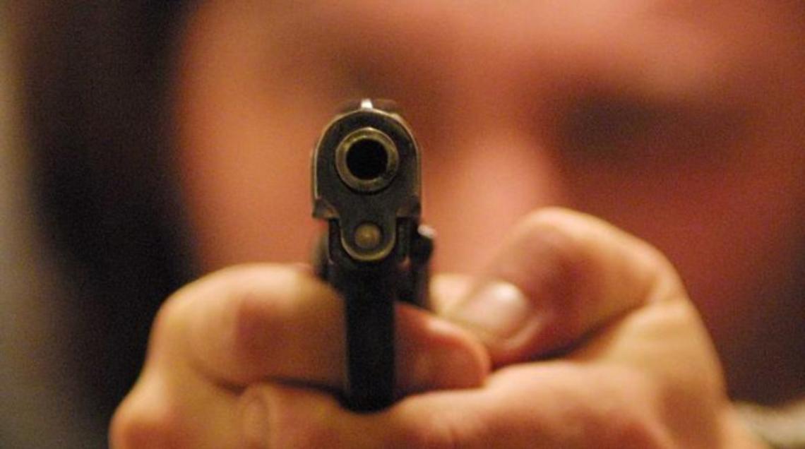 Terrore in condominio: minaccia la vicina con una pistola giocattolo