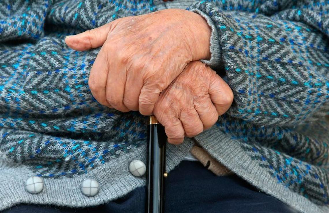 Anziano aggradisce il vigile. A processo