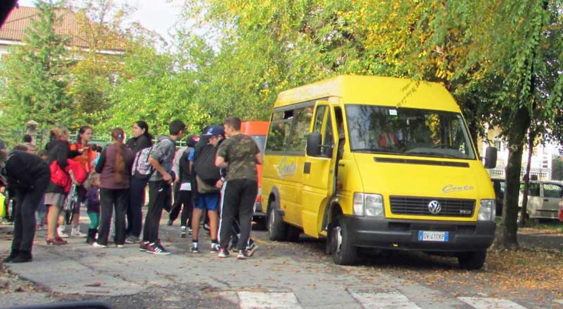 PONT. Aira regala un nuovo scuolabus