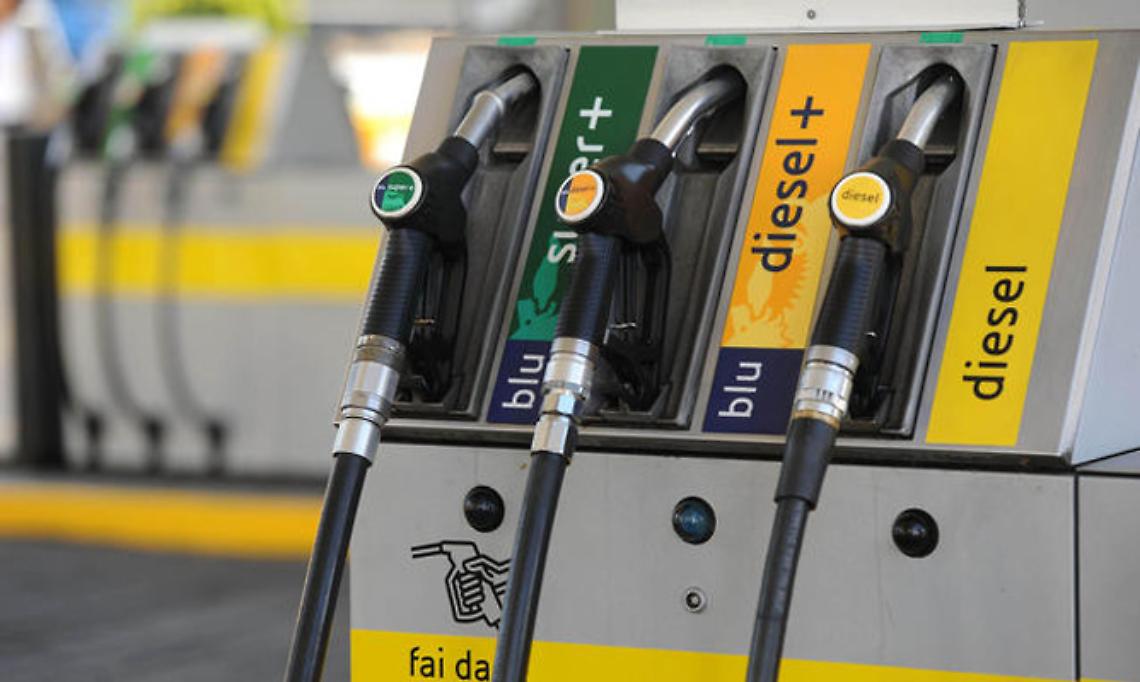 ALESSANDRIA. Ladri in azione con ruspa per sradicare self-service benzina