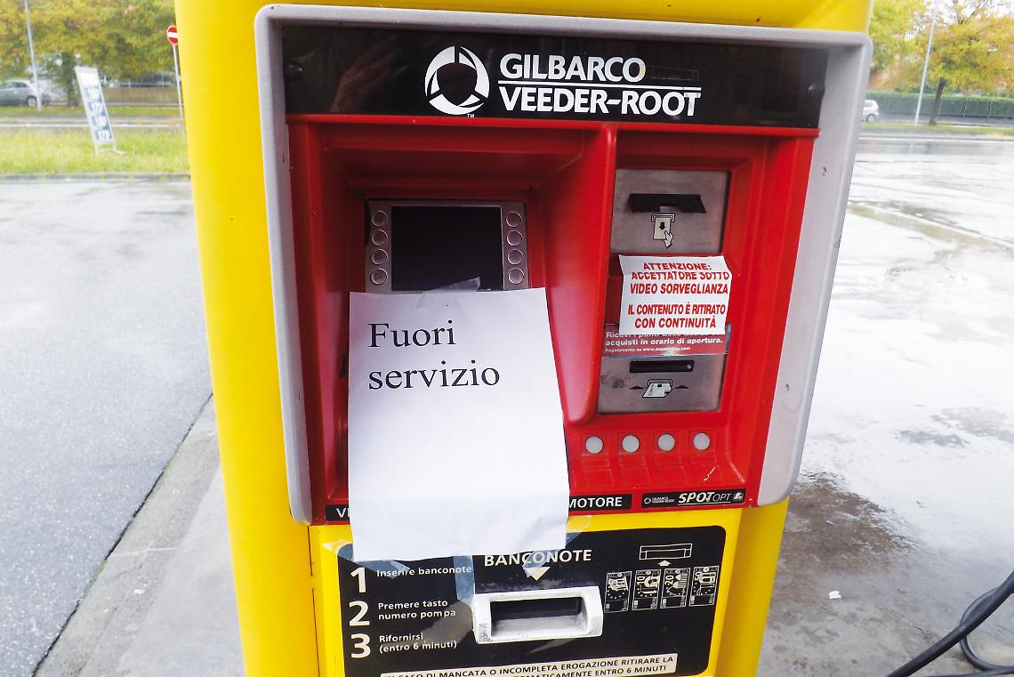 Assalto fallito alla colonnina del distributore Esso di corso Piemonte