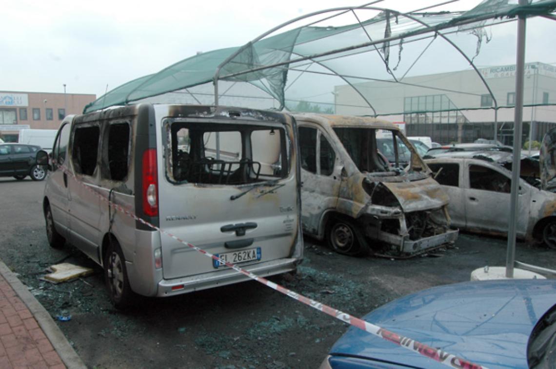 Auto in fiamme nella notte: in città torna la paura