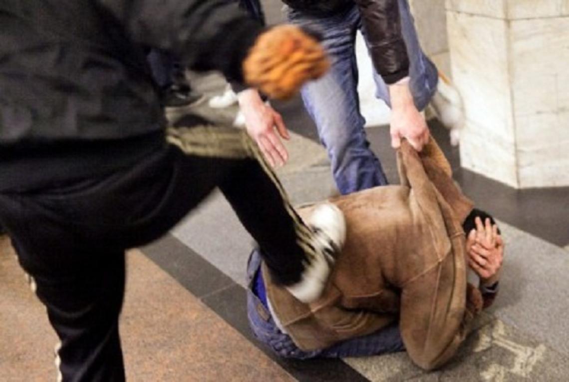 “Non bestemmiate che Gesù si offende”: e scoppia la rissa da saloon in una birreria del Canavese