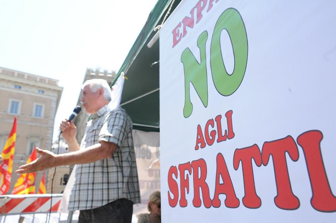 TORINO. Sgomberati da ex caserma senzatetto e rom, proteste