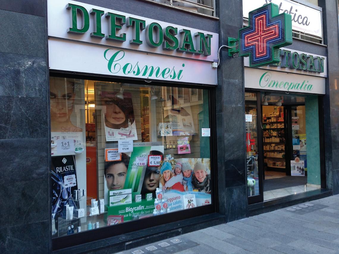 Multe salatissime ai negozi che hanno pubblicità in vetrina!