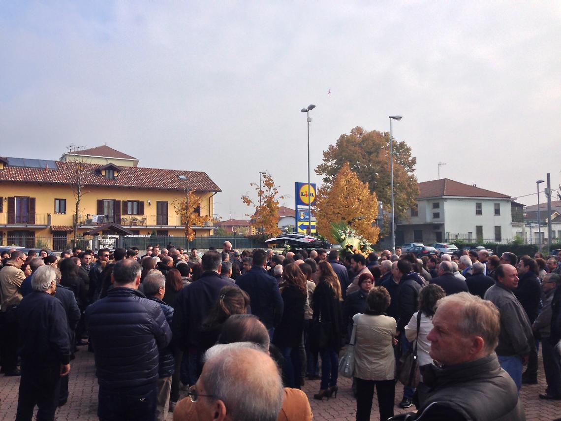 L'ultimo abbraccio a Dario Rotella