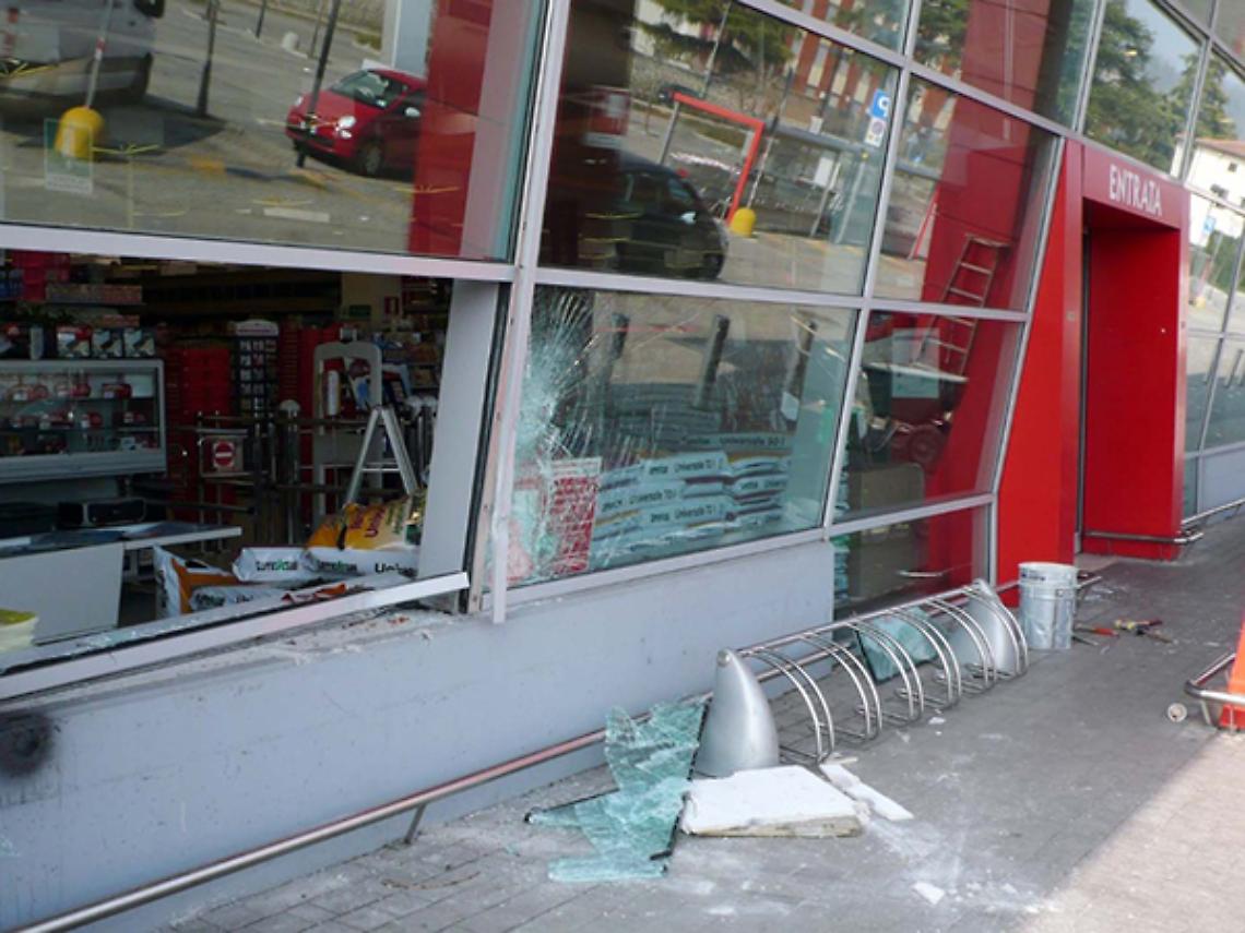 Esplode cassa continua supermercato, bottino 25.000 euro