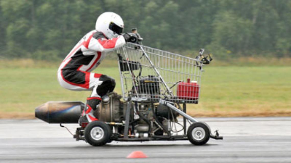 Starnutisce e tossisce al supermercato. Poi scappa con la spesa