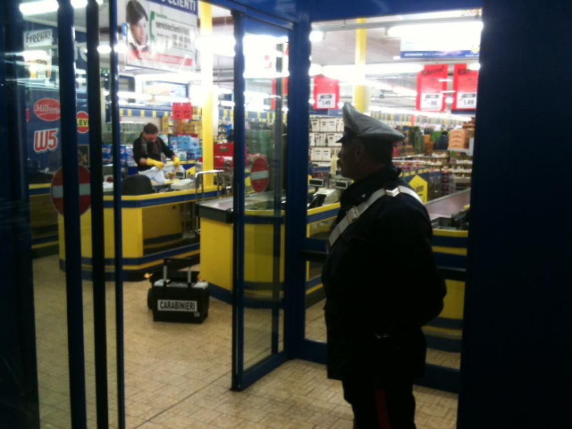 VERCELLI. Ruba al supermarket con la complicità figlia cassiera, denunciate