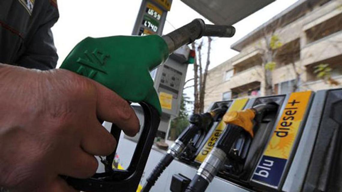 Benzina in calo, gasolio sale meno del previsto: l&rsquo;effetto accise alla prova dei prezzi reali