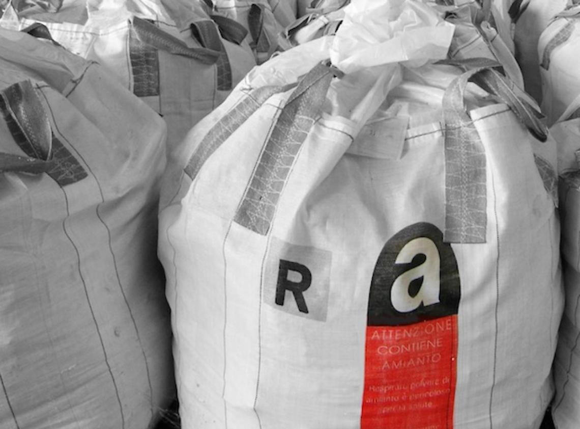 Scoperta una discarica abusiva di amianto nel Biellese: sequestrata un’area di 17mila metri quadrati