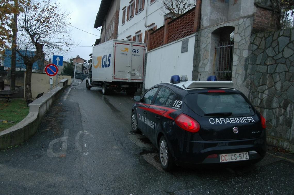 Corriere Gls schiacciato tra il suo furgone e il muro 