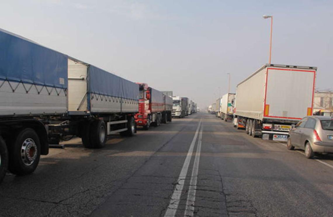 VOLPIANO. Cede l'asfalto, camion resta incastrato in buca della strada