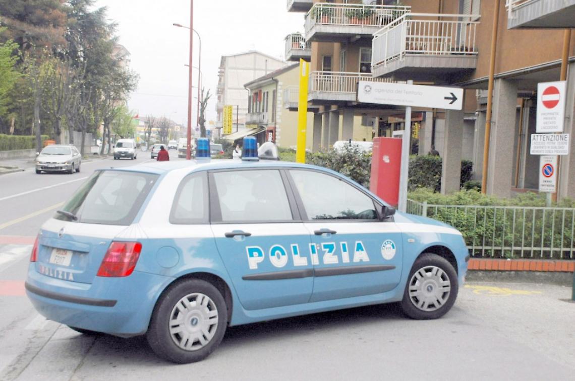 Sfondano il muro della farmacia e portano via il forziere