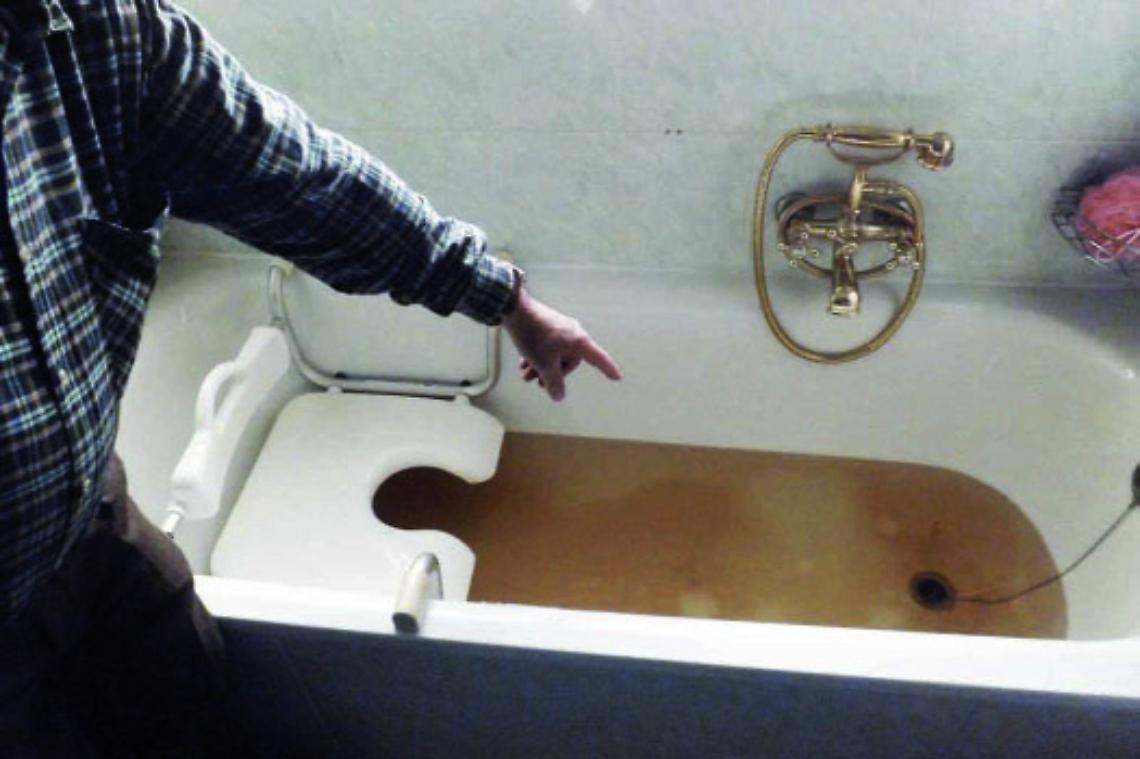 Acqua color ruggine dai rubinetti: "L'Asl non pu&ograve; darmi risposte, cercher&ograve; altrove"