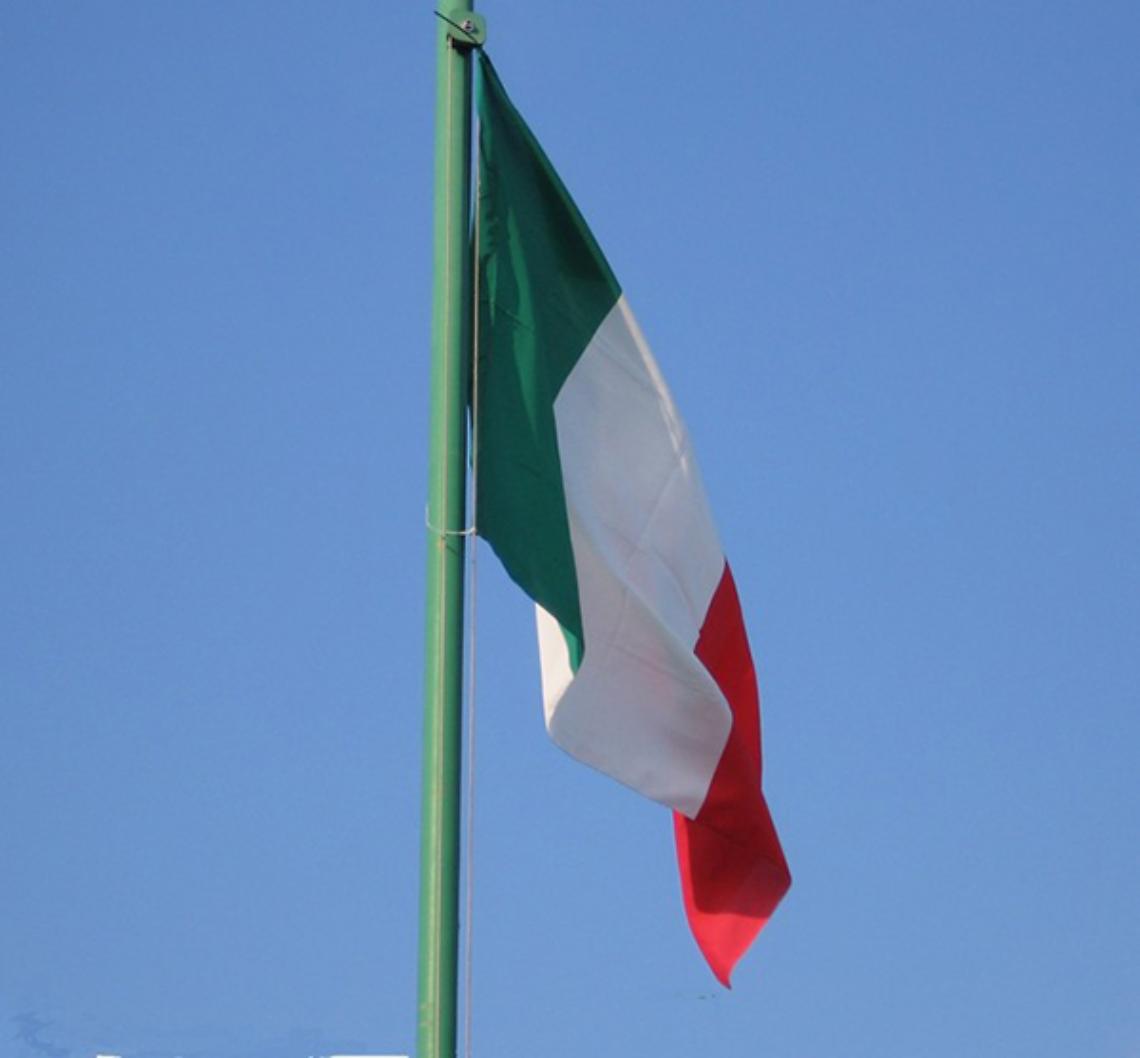 CIGLIANO. Vandali danneggiano il tricolore