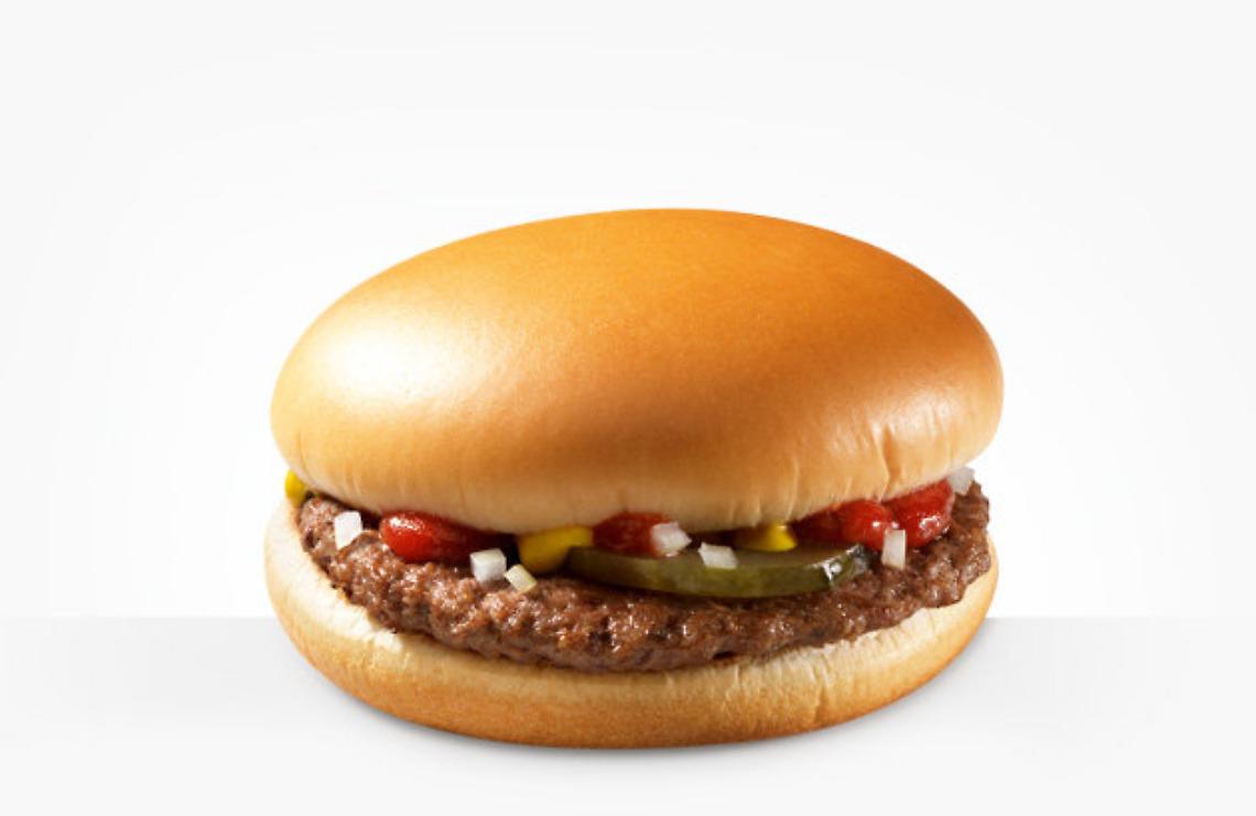 Sfida tra mangiatori maxi hamburger, vince divorandone sei  