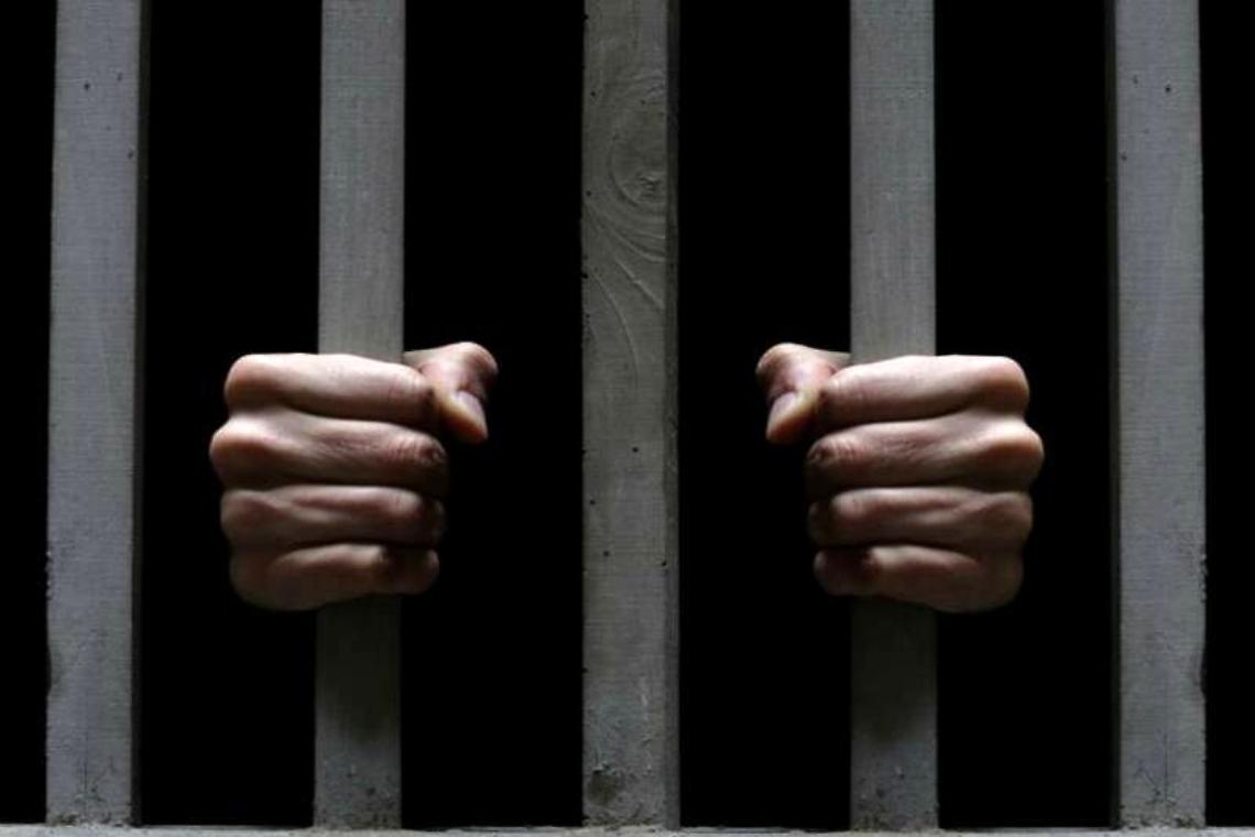 Disperazione in carcere, detenuto si fa tagli con il coltello su tutto il corpo