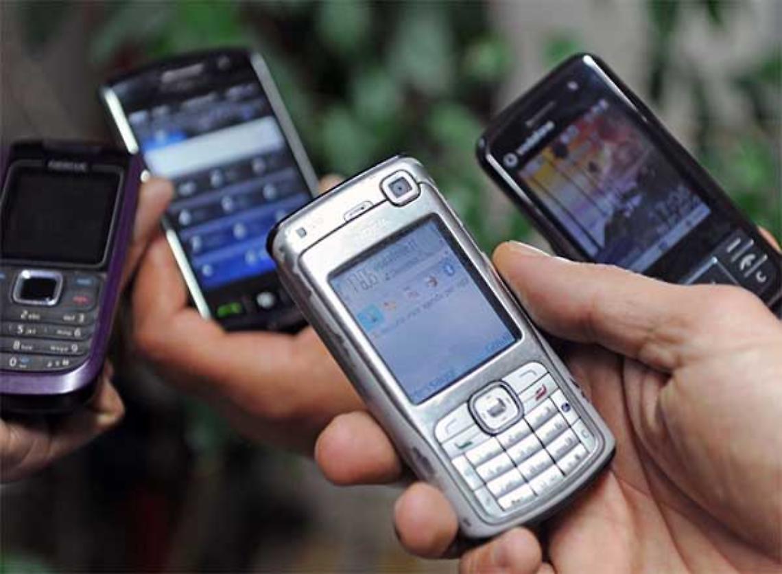 VERBANIA. Allaccia cellulari a palo dell'elettricità, denunciato nigeriano