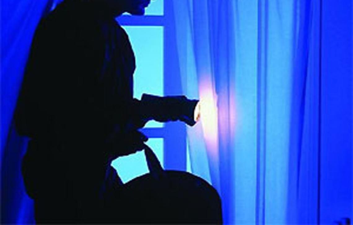 TORINO. Cade da quarto piano, morto dopo furto in casa vicini