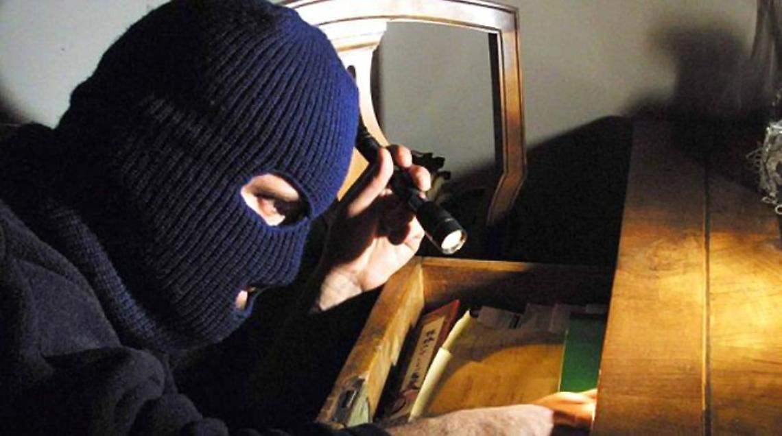 IVREA Ladri sfondano muri delle case, cittadini pronti a difendersi da soli, la cronaca in diretta da Canton Paciot