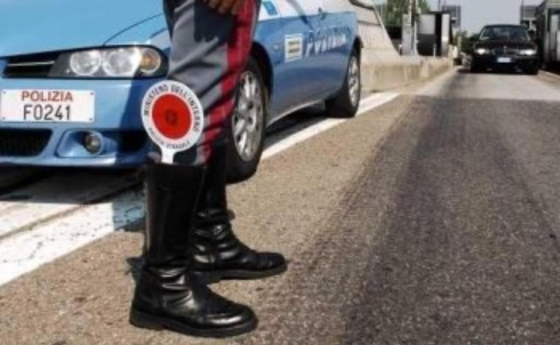 Droga nascosta in auto: 23enne fermato con oltre 200 grammi di hashish