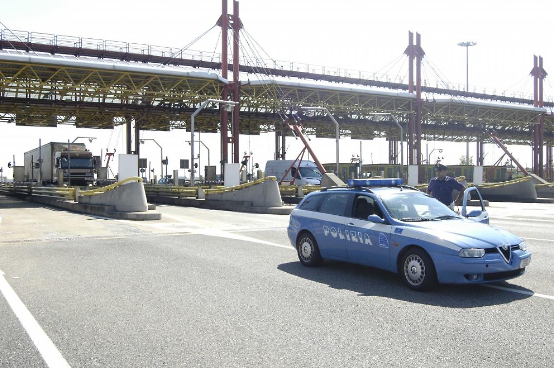 In moto contro il guardrail: muore un 56enne