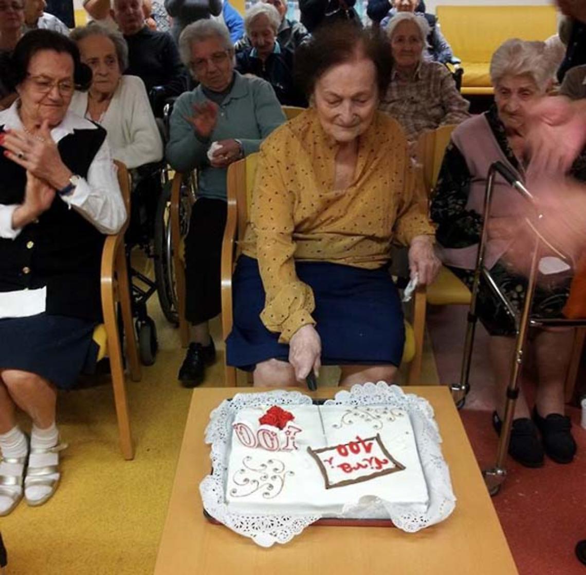 Nonna Anna Maria compie 100 anni, grande festa alla residenza Sereni Orizzonti