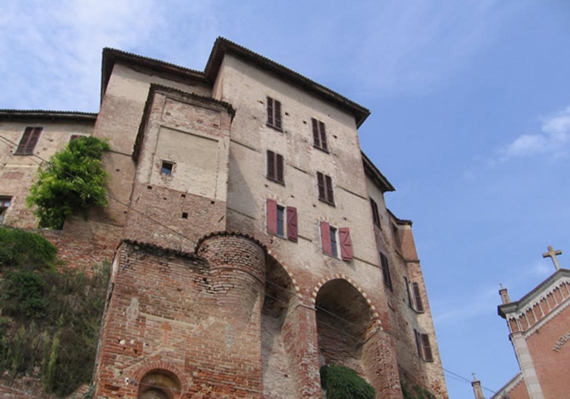 Nell'astigiano il Castello di Frinco rischia di crollare