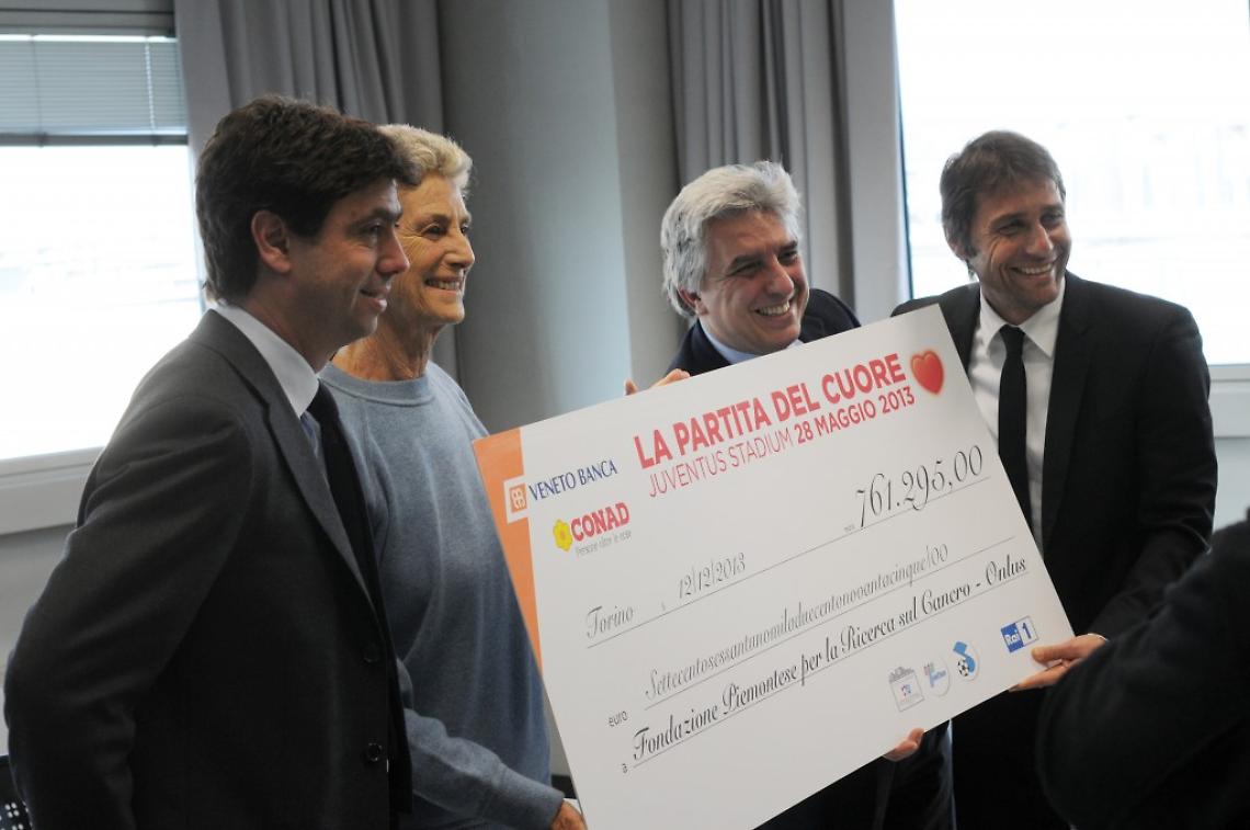 Fondazione ricerca sul cancro: consegnato assegno "partita del cuore"