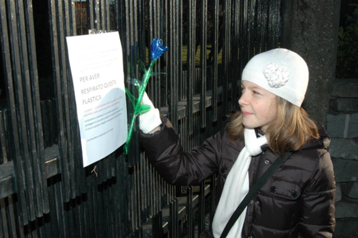 Manifestazione No Piro: una rosa blu affissa davanti a casa del sindaco