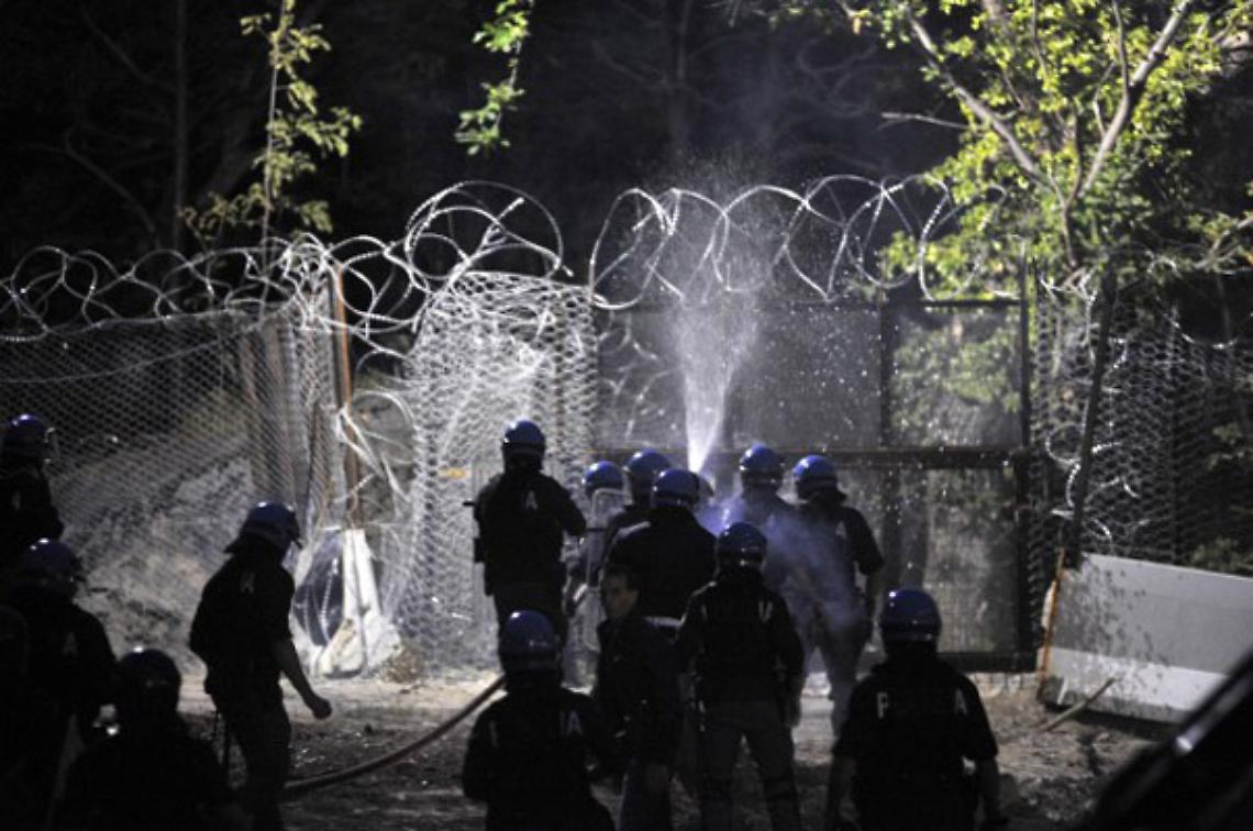 CHIOMONTE. Attacco al cantiere dell'Alta Velocità, polizia respinge i No Tav