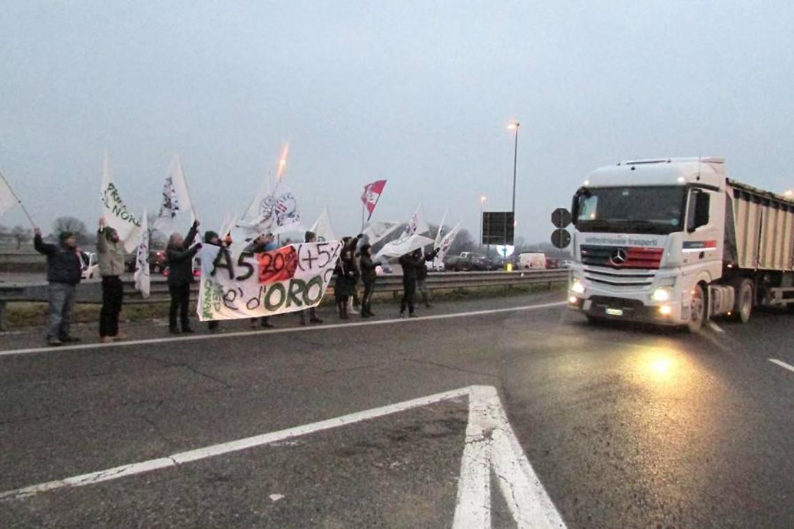 A5: autostrada più costosa d'Italia. Presidio leghista contro i rincari