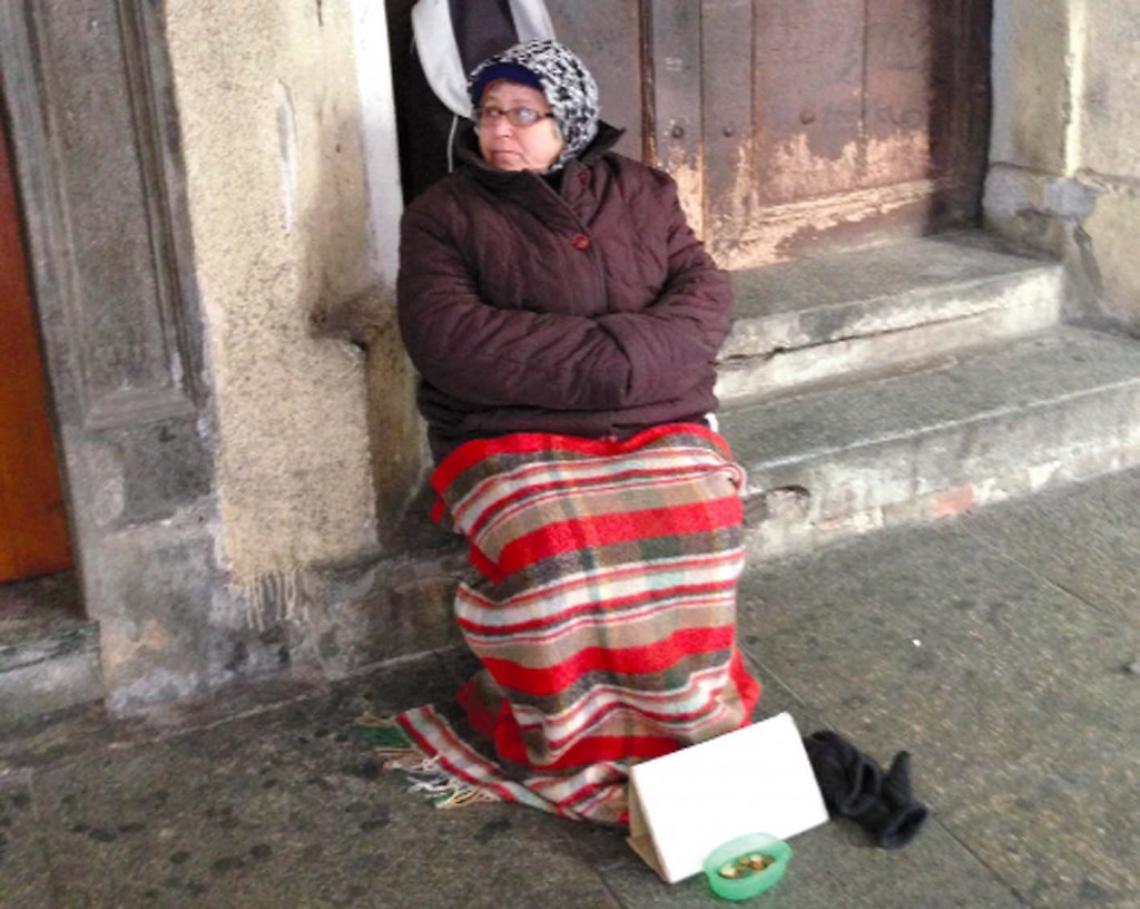 Con la sua dignità prova a far breccia nell'indifferenza della gente
