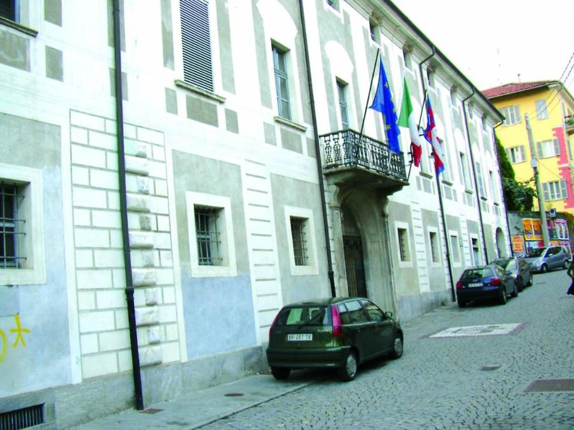 CASTELLAMONTE. Ruba, si denuda e urina di fronte ai carabinieri. Sarà processato