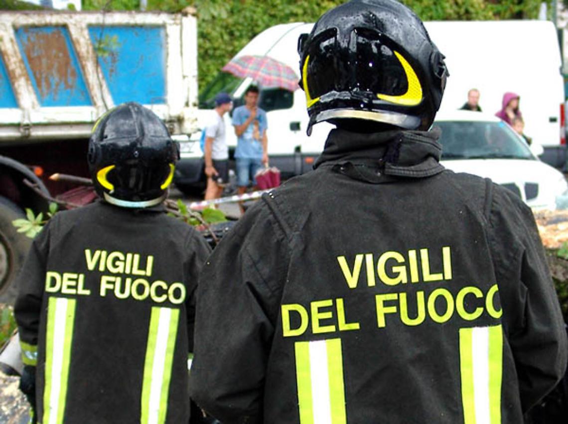 FERMO. Maltempo: intervento dei vigili del fuoco sul tetto del chiesa di S.Giovanni Falerone
