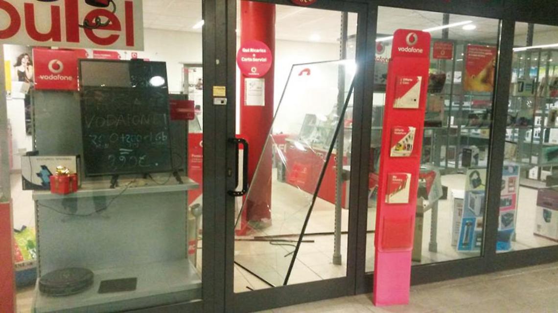 Ladri irrompono a calci nel centro Vodafone