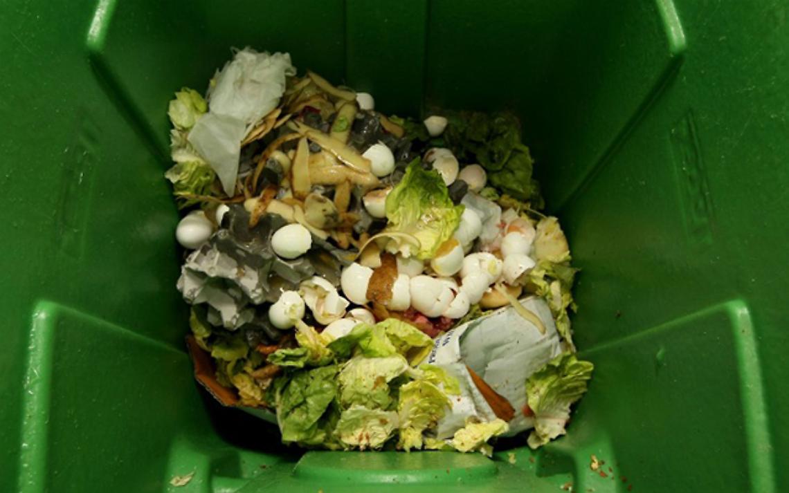 Buttiamo via il cibo mentre cresce la fame