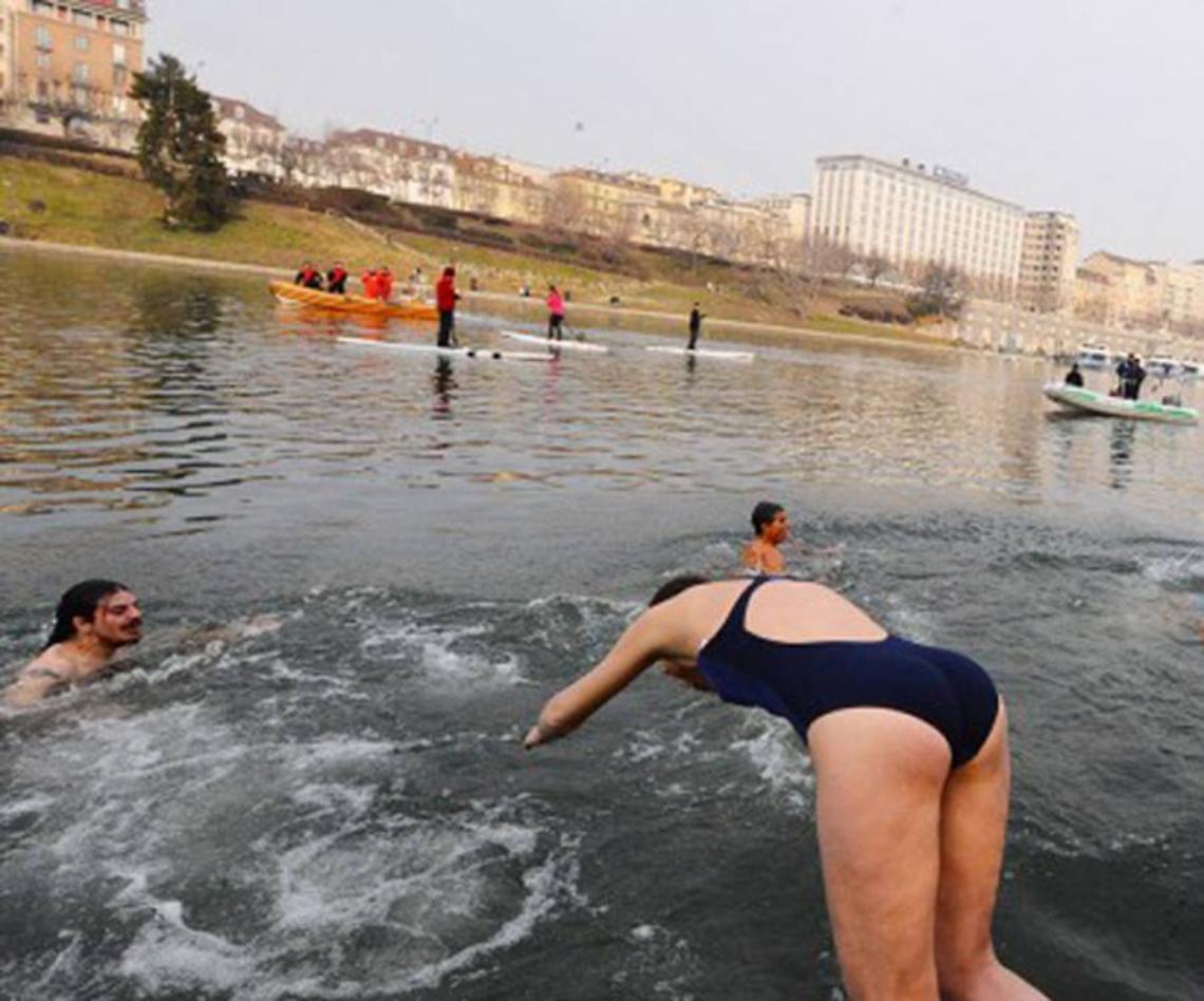 Cimento invernale, nel Po si tuffano 44 'Orsi polari'  