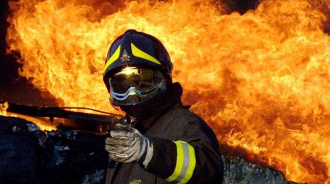 PINEROLO. Incendi: bruciano vallate Torinese, rifugio-simbolo minacciato