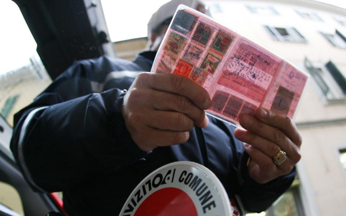 Guida senza patente e si becca 7 mila euro di multa