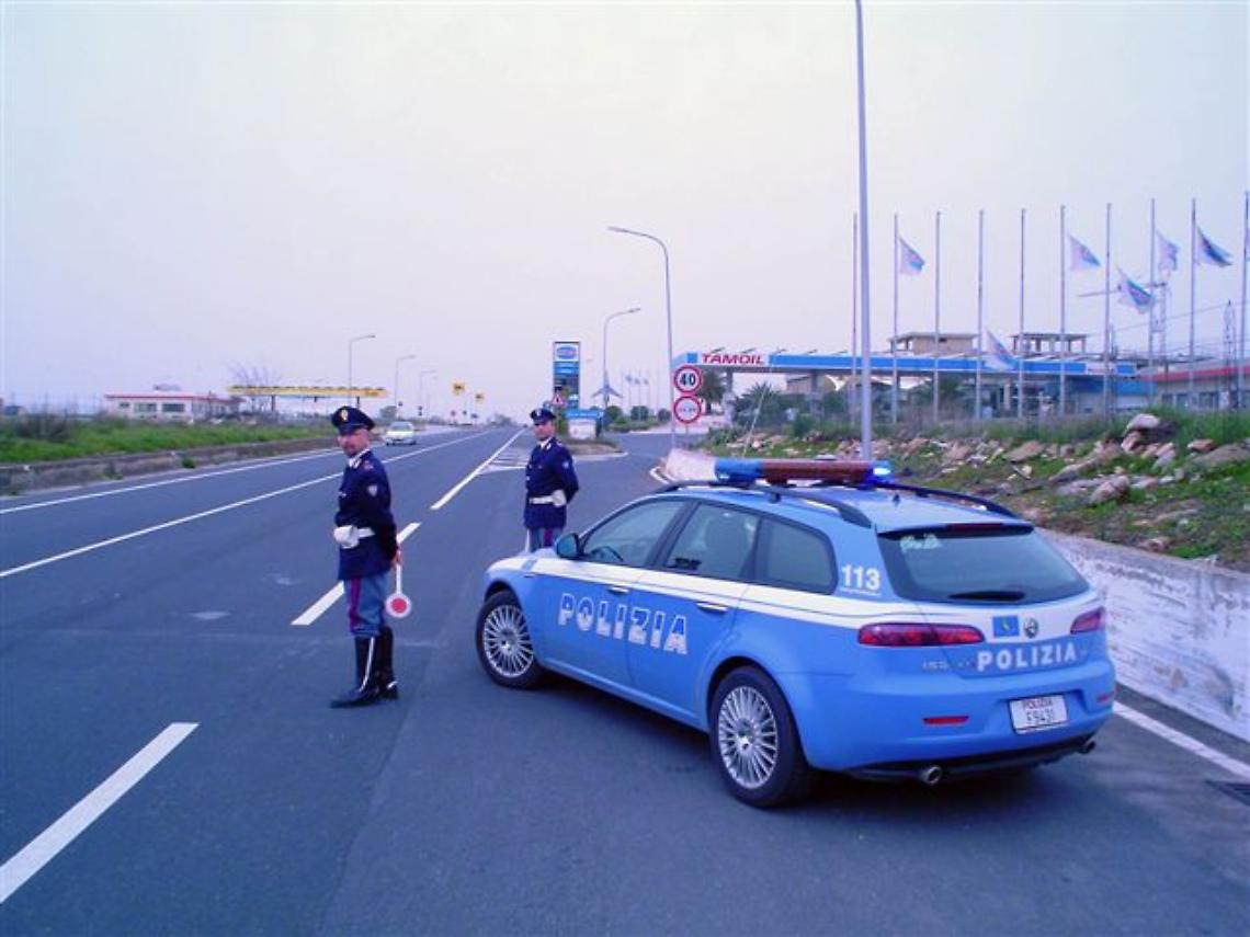 VERCELLI. Infarto su camion, agenti Polstrada salvano autotrasportatore
